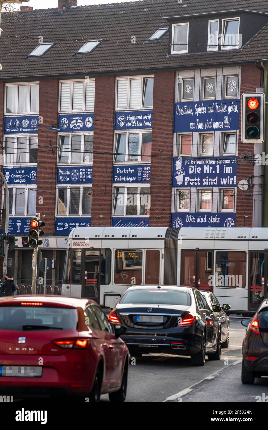 Il club tedesco di calcio Bundesliga FC Schalke 04, il miglio Schalker, miglio di tradizione, Kurt-Schumacher-Strasse a Gelsenkirchen-Schalke, facciata Schalker Foto Stock