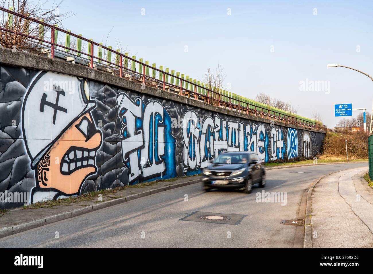 Murale di grande formato, graffiti, della scena dei fan di Schalke, sotto l'autostrada A42, uscita Gelsenkirchen-Schalke, Ruhrpott Romantik, Gelsenkirchen, NRW, Ger Foto Stock