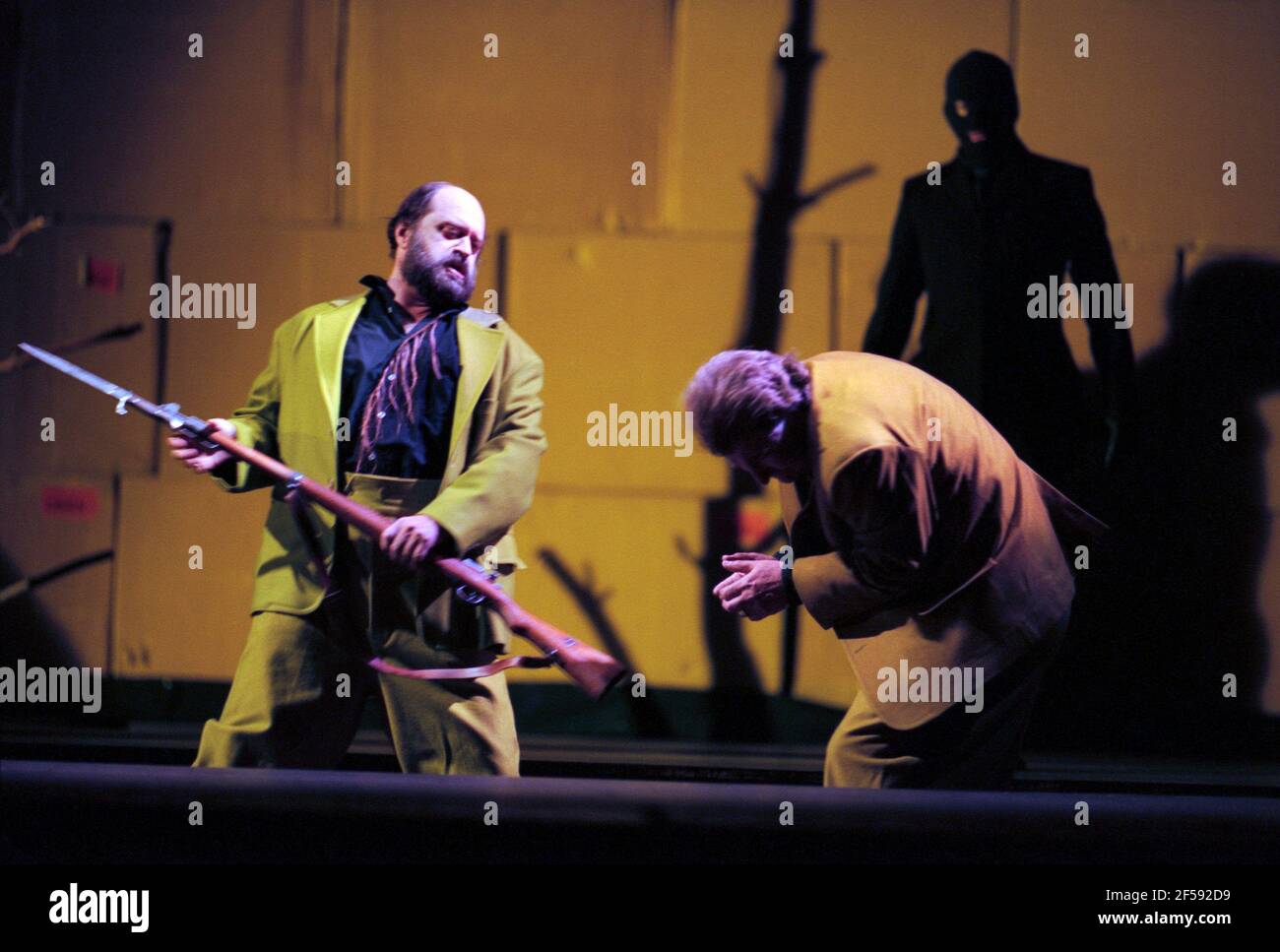 Hagen uccide Siegfried: Kurt Rydl (Hagen), Siegfried Jerusalem (Siegfried) in GOTTERDAMMERUNG di Wagner alla Royal Opera, Covent Garden, Londra WC2 12/10/1996 direttore: Bernard Haitink design: Nigel Lowery illuminazione: Pat Collins movimento: Matthew Hamilton direttore associato: Lynn Binstock regista: Richard Jones Foto Stock