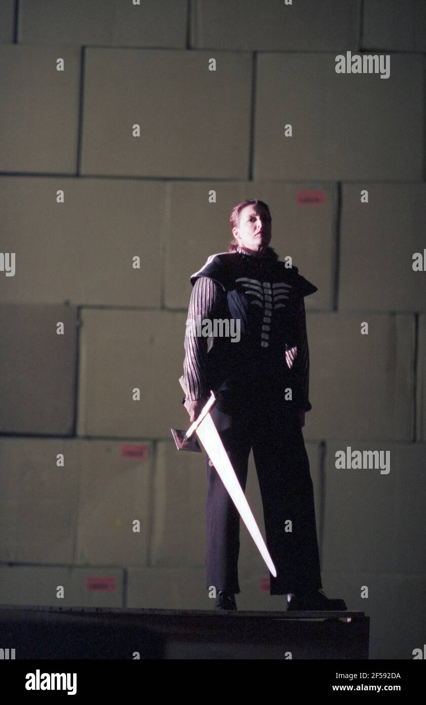 Deborah Polaski (Brunnhilde) in GOTTERDAMMERUNG di Wagner alla Royal Opera, Covent Garden, Londra WC2 12/10/1996 direttore: Bernard Haitink design: Nigel Lowery illuminazione: Pat Collins movimento: Matthew Hamilton direttore associato: Lynn Binstock regista: Richard Jones Foto Stock