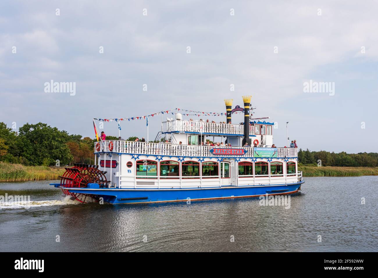 Ein Schaufelraddampfer zeigt Touristen im Prerowstrom die Schönheit der Boddenlandschaft Am Darß a Meckenburg-Vorpommern Foto Stock