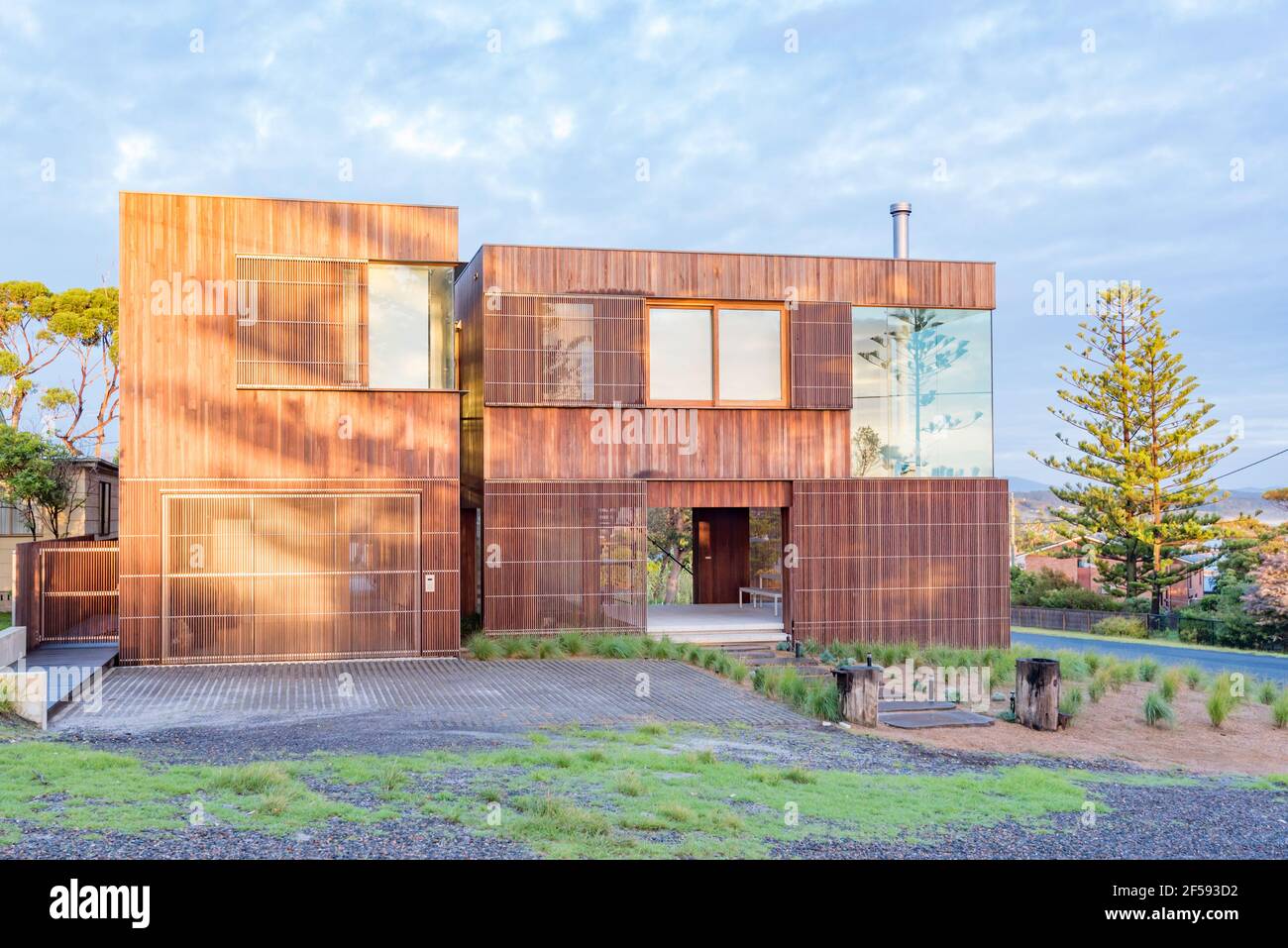 La Bermagui Beach House, di recente costruzione, con rivestimento in legno e cemento, è stata progettata dalla Winter Architecture Practice con sede a Melbourne Foto Stock