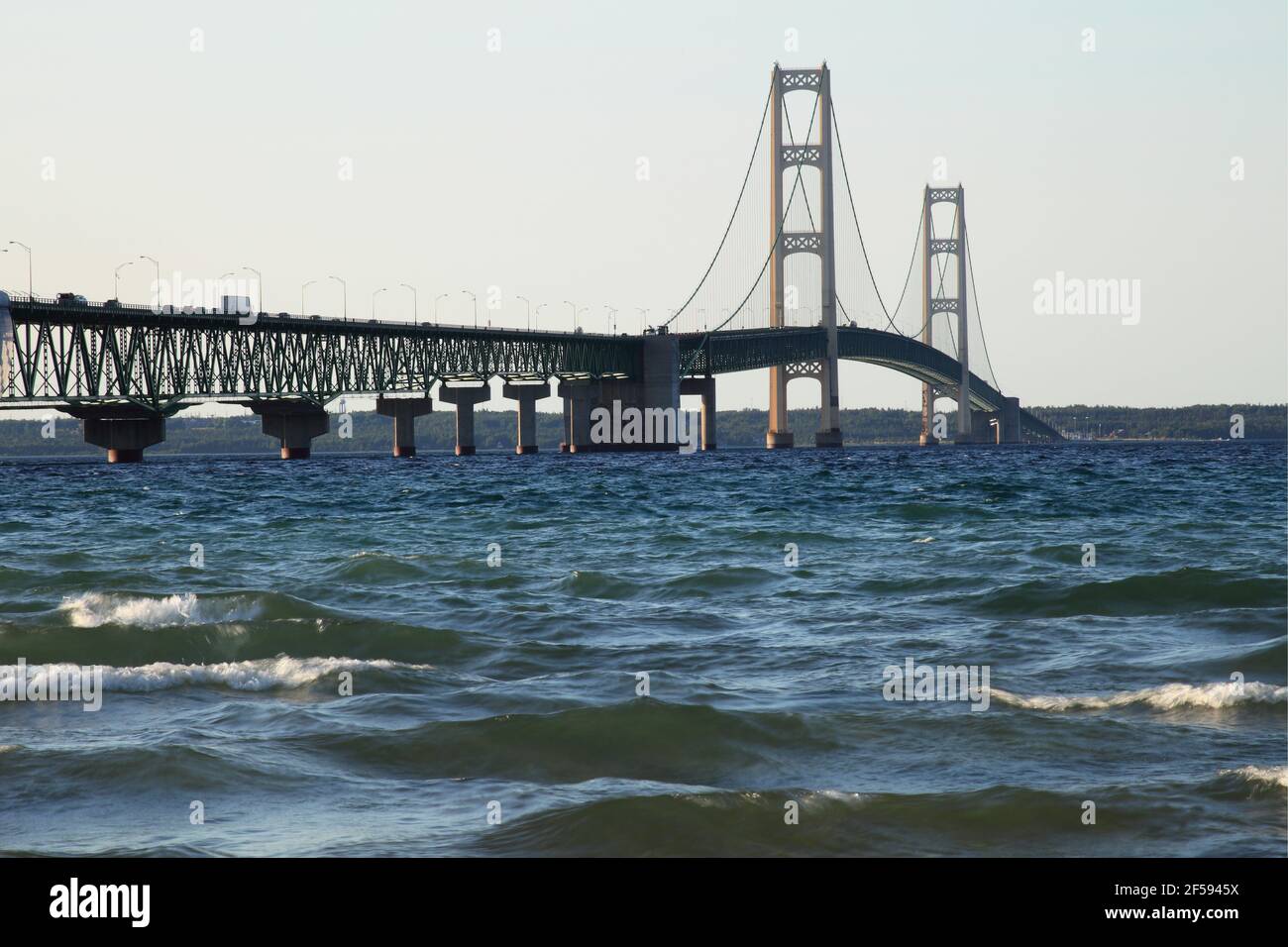 Geografia / viaggio, Stati Uniti, Michigan, Mackinaw City, Mackinac Bridge attraverso Mackinac Straits (connessione , Additional-Rights-Clearance-Info-non-disponibile Foto Stock