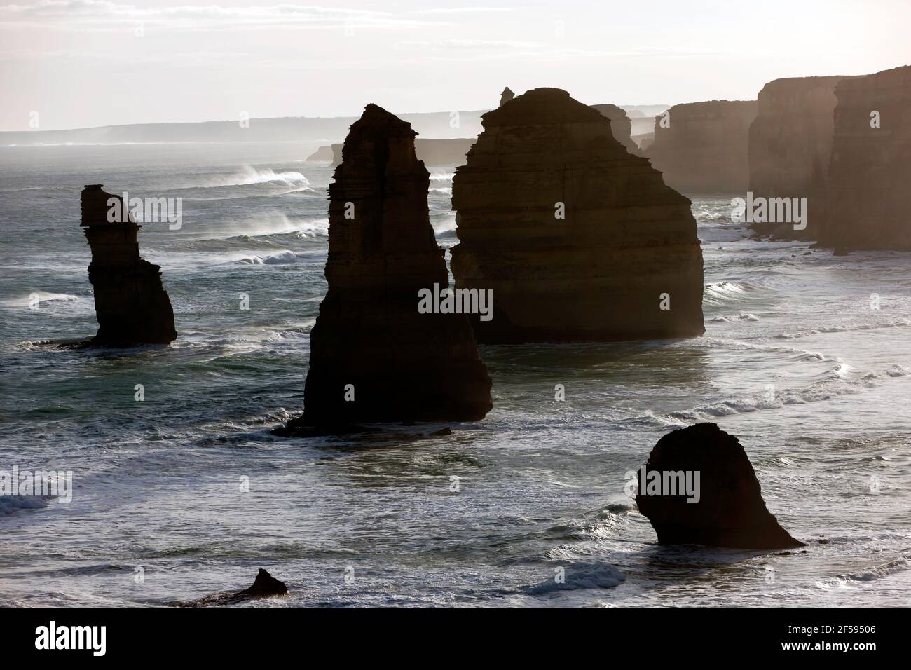 Vista serale, vicino al tramonto, di "i Dodici Apostoli, il Parco Nazionale di Port Campbell, Victoria, Australia Foto Stock