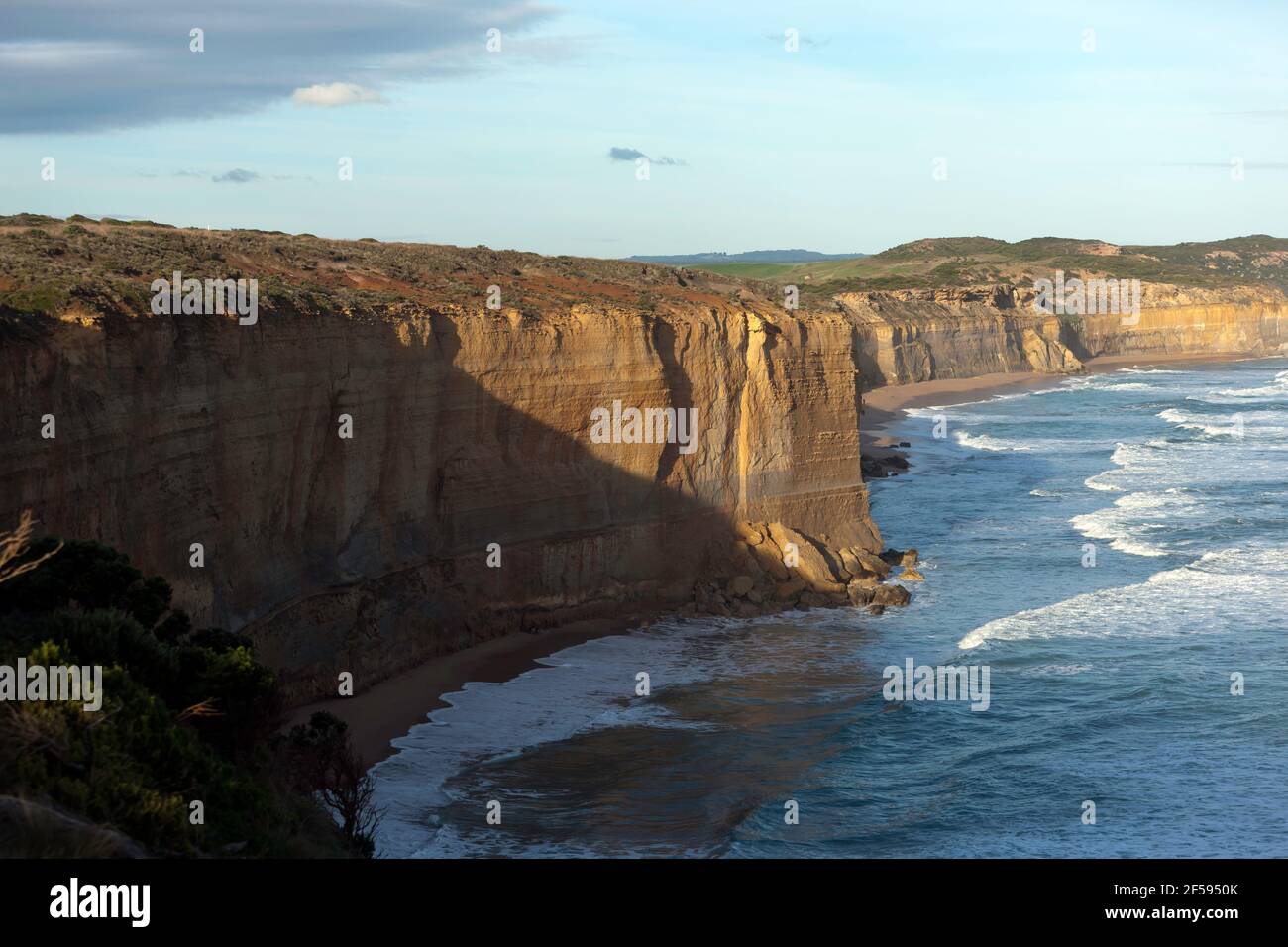 Vista da vicino ai dodici Apostoli guardando lungo la linea Cliff sulla riva del Port Campbell National Park, presso la Great Ocean Road a Victoria Foto Stock