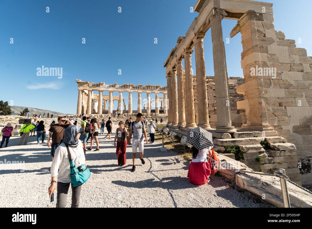 Atene, Grecia - Maggio 07 2020: I turisti visitano la famosa Acropoli e il tempio del Partenone ad Atene. Foto Stock