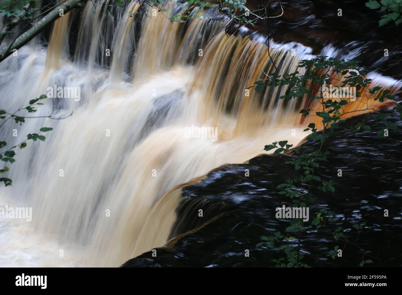 Acqua che cade sopra le cascate, sfocatura di acqua Foto Stock