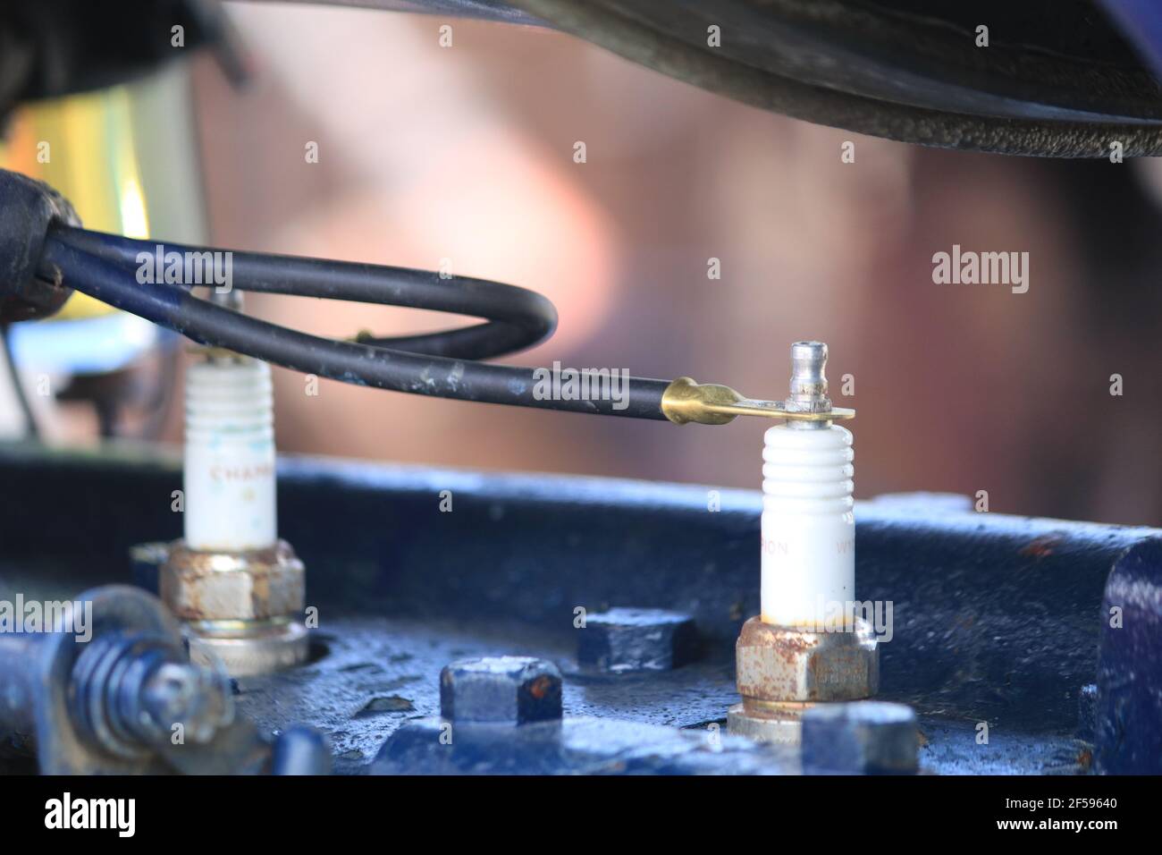 Candela e cavo sulla parte superiore del vecchio motore Foto Stock
