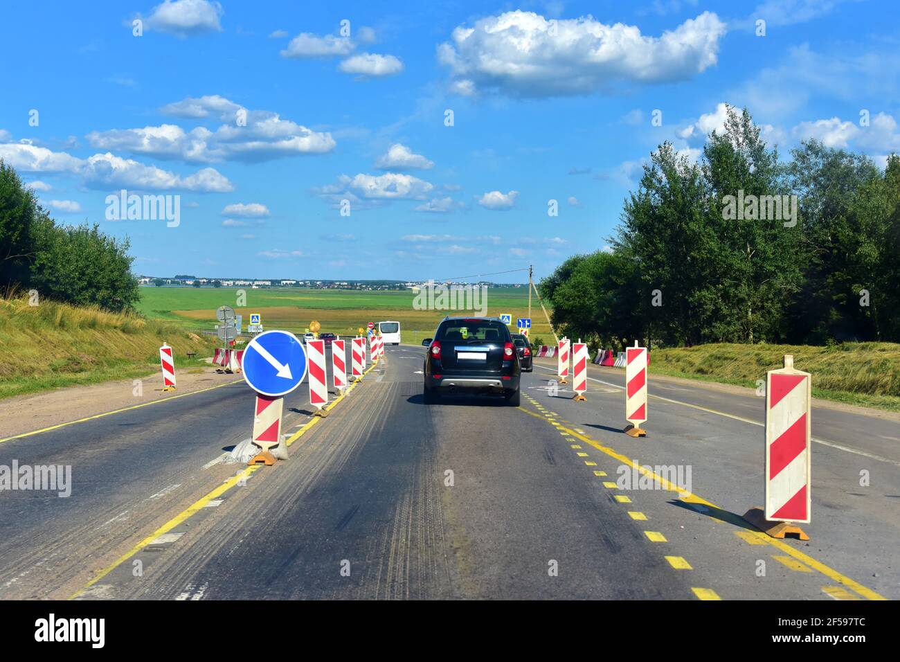 Regolazione temporanea del traffico in caso di lavori o attività su strade pubbliche. Sicurezza delle zone di lavoro su strada. Costruzione e sviluppo pr Foto Stock