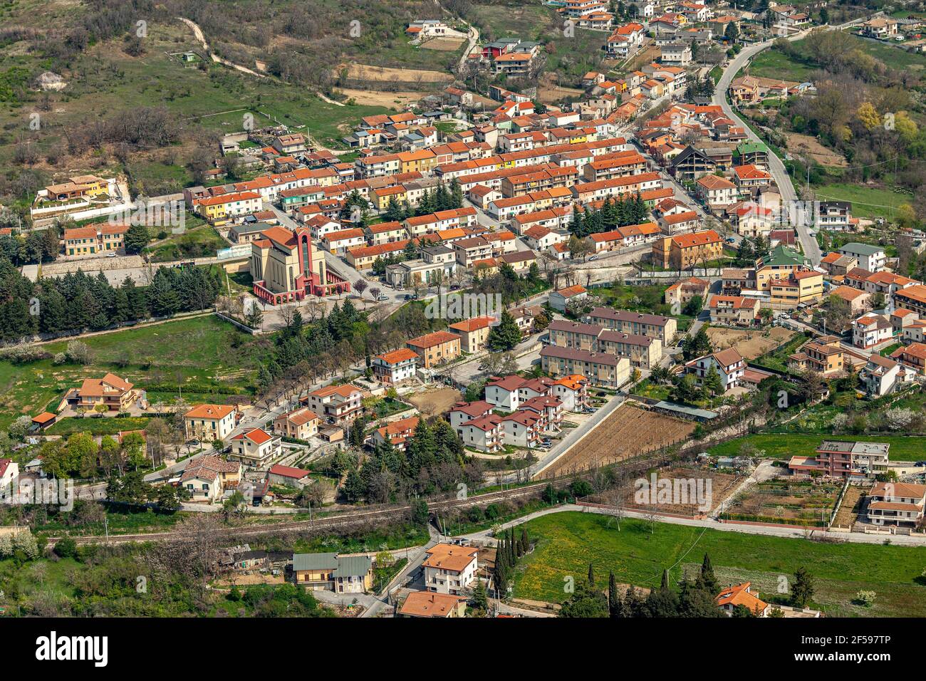 Veduta aerea del nuovo villaggio costruito dopo il terremoto. Aielli, provincia di l'Aquila, Abruzzo, Italia. Foto Stock