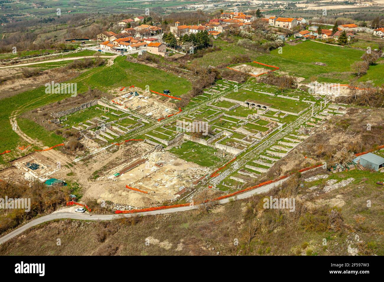Veduta aerea del sito archeologico del IV secolo a.C. Alba Fucens in Abruzzo. Massa d'Albe, provincia di l'Aquila, Abruzzo, Italia, Europa Foto Stock