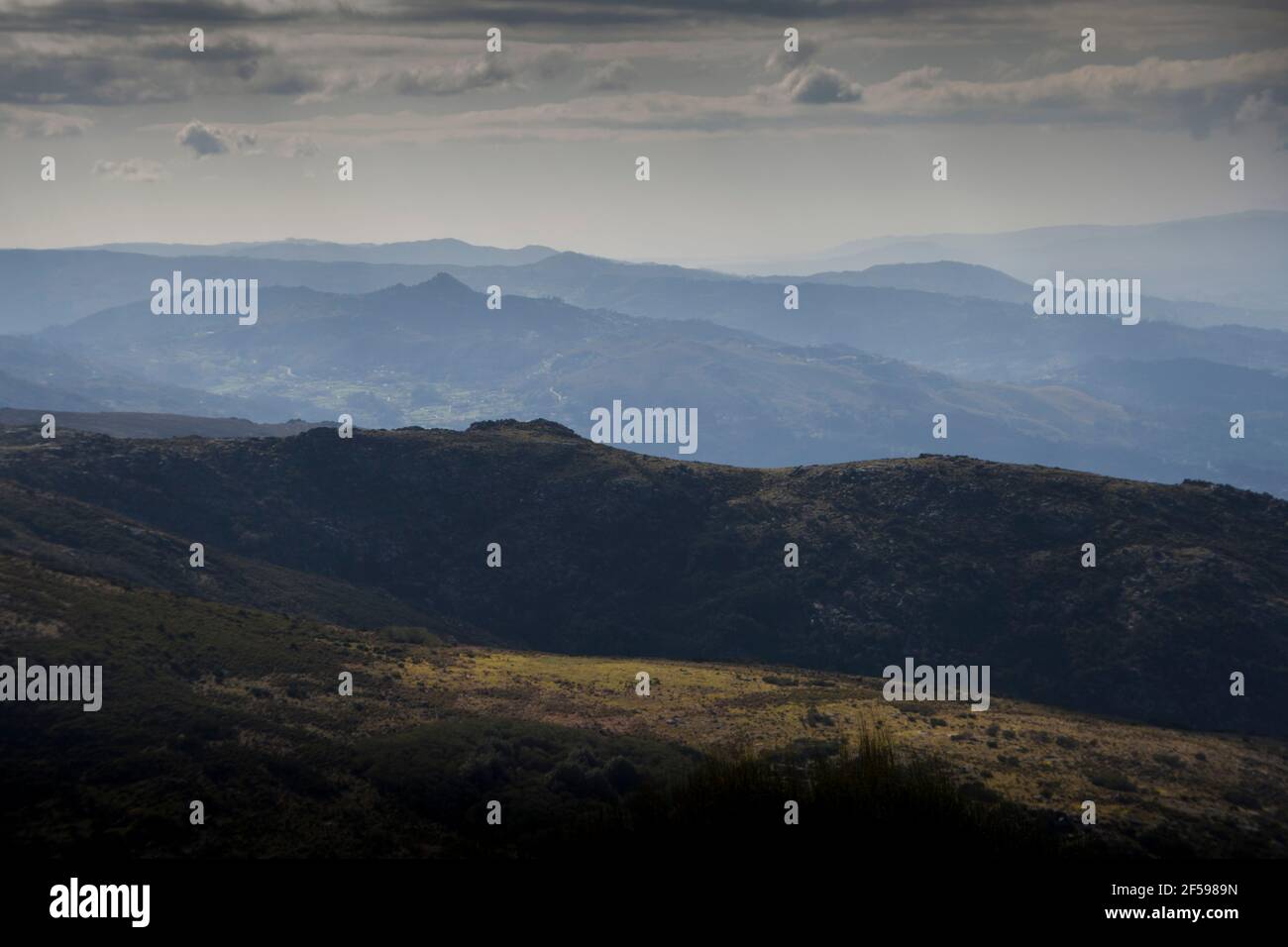 Paesaggio montano di altopiani e prati con contrasto dalle ombre delle nuvole in un giorno nuvoloso Foto Stock