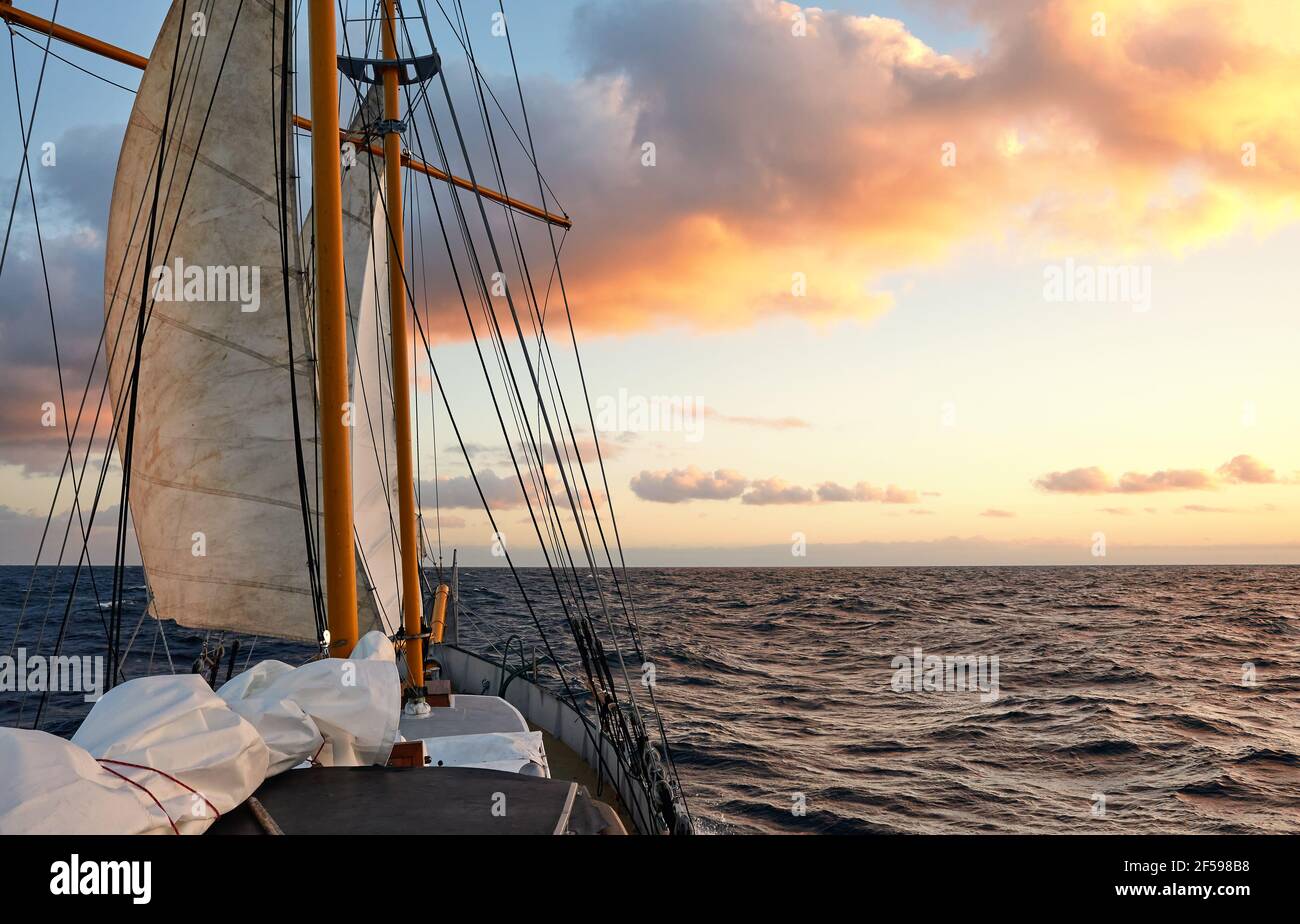 Vela vecchia goletta al tramonto, viaggio e avventura concetto. Foto Stock