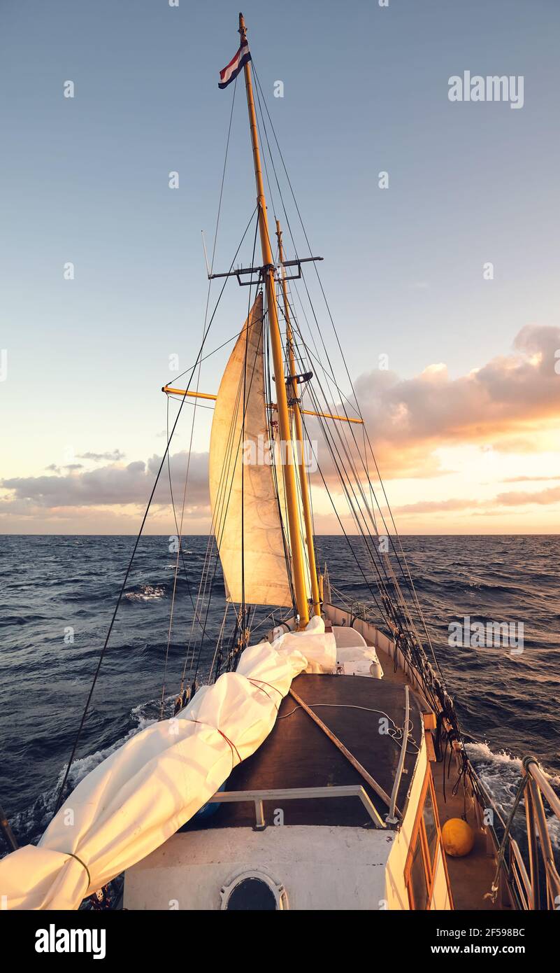 Vela vecchia goletta al tramonto, viaggio e avventura concetto. Foto Stock