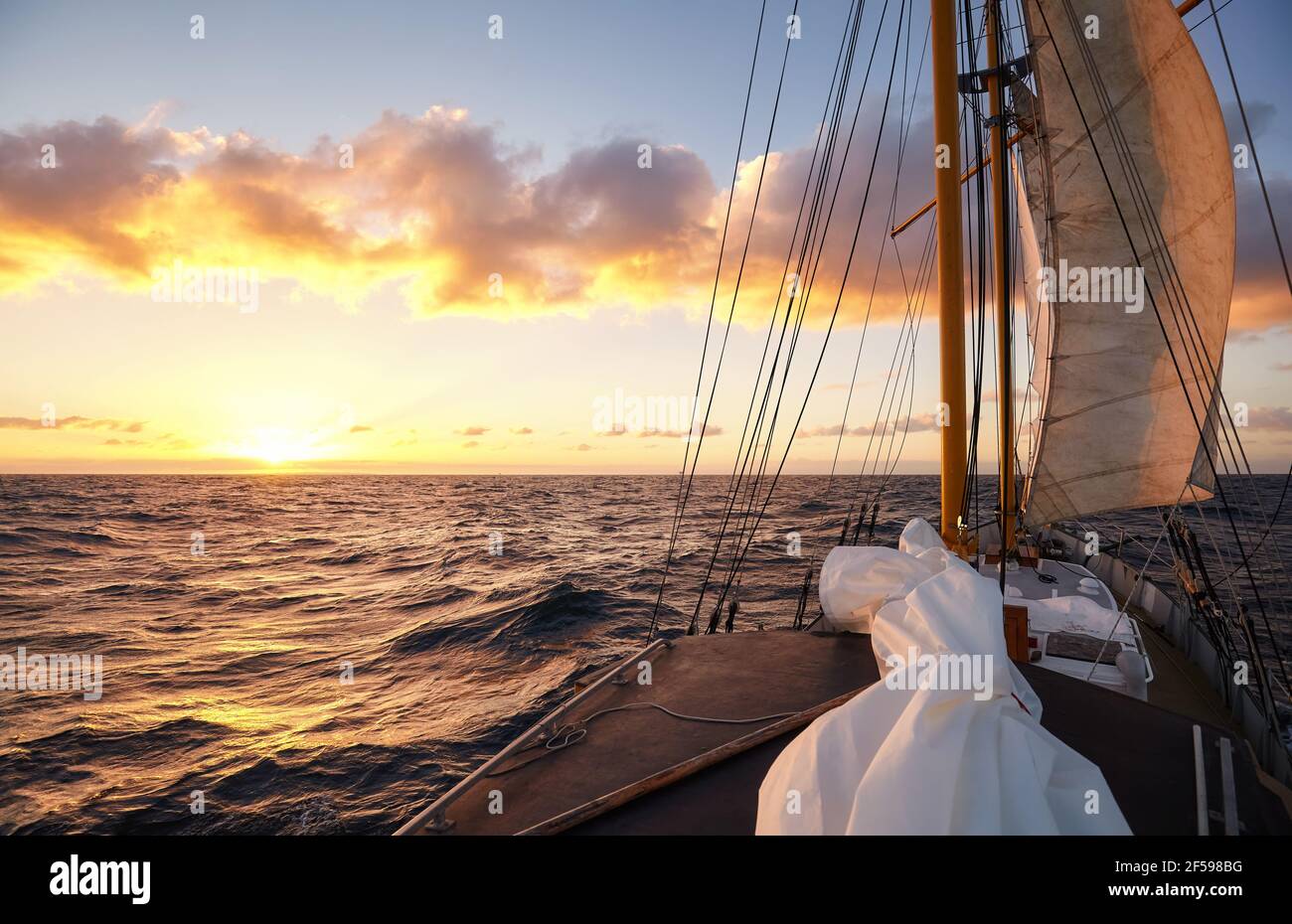 Vela vecchia goletta al tramonto, viaggio e avventura concetto. Foto Stock