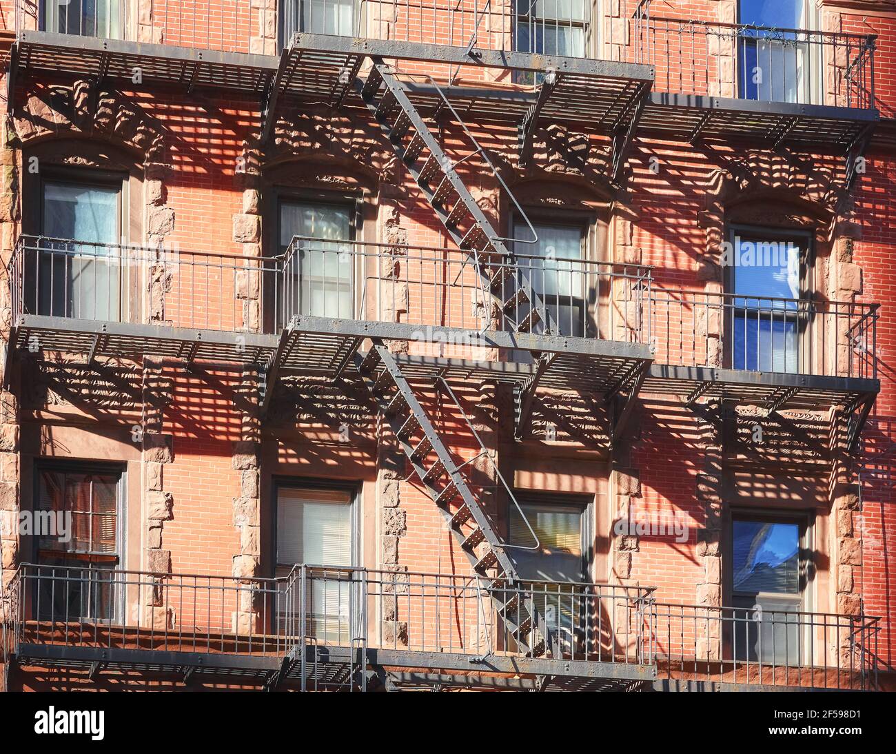 Vecchio edificio con fuga da fuoco di ferro, New York City, Stati Uniti. Foto Stock