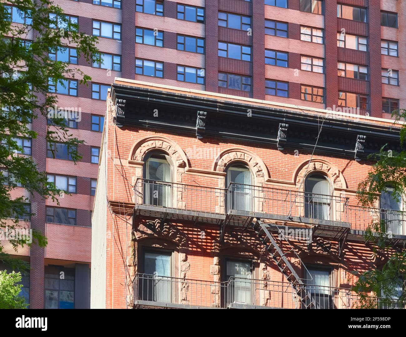 Vecchio edificio con scappamento di ferro a Manhattan, New York City, Stati Uniti. Foto Stock