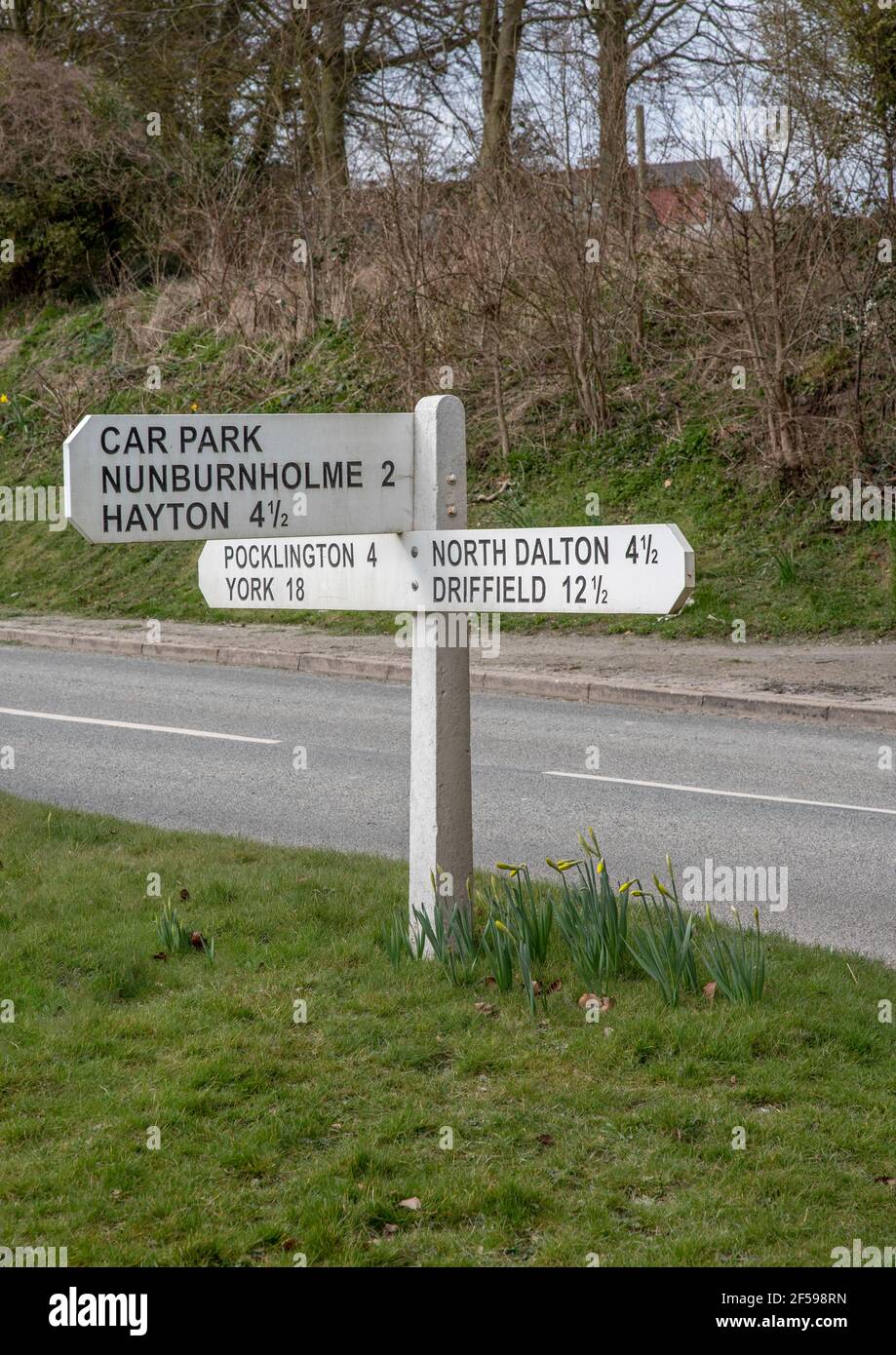 Un cartello di legno bianco con indicazioni per un parcheggio e sei città nello yorkshire. Foto Stock