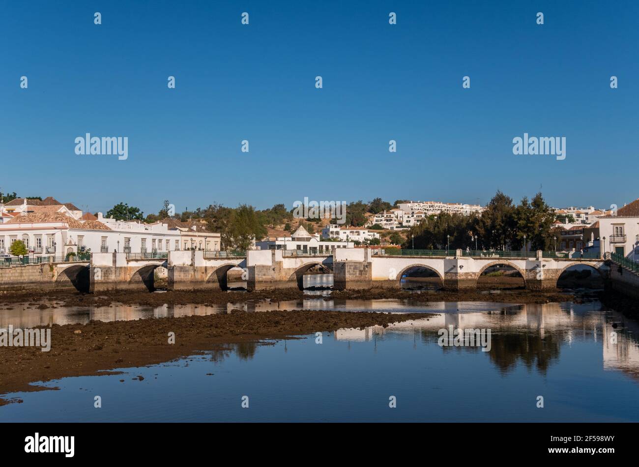 Ponte romano sul fiume Gilao a Tavira, Algarve orientale, Portogallo Foto Stock