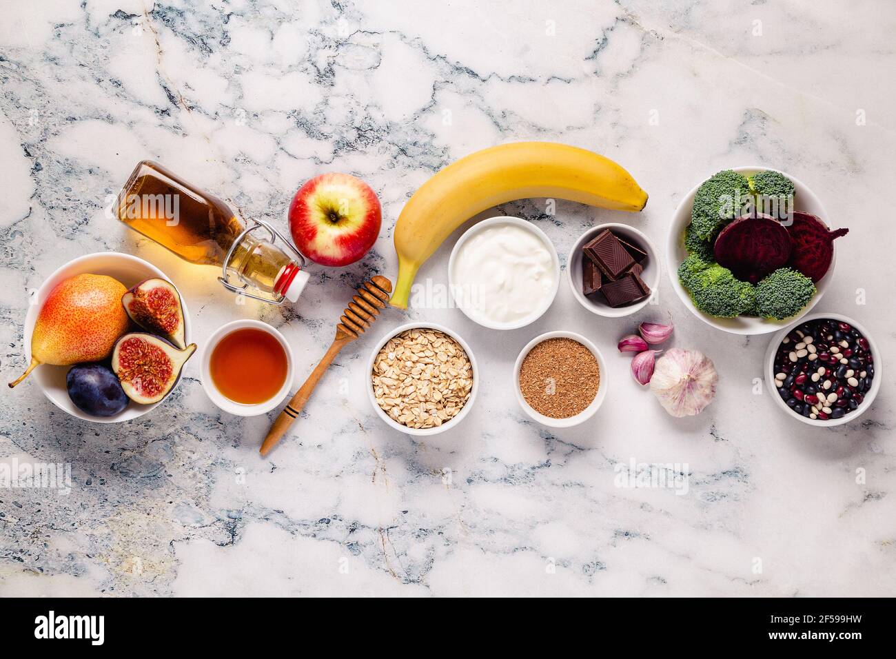 Prodotti per l'intestino sano. Cibo naturale per l'intestino. Vista dall'alto. Foto Stock