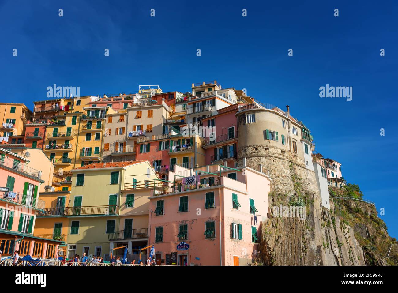 Magnifica vista giornaliera del paese di Manarola in una giornata estiva soleggiata. Manarola è uno dei cinque paesi famosi delle cinque Terre Five lands National Foto Stock