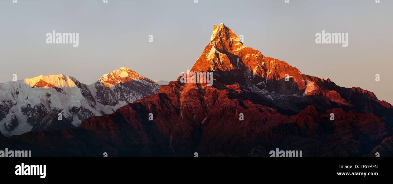 Vista del tramonto di colore rosso del monte Machhapuchhre, zona di Annapurna, Nepal himalaya Foto Stock