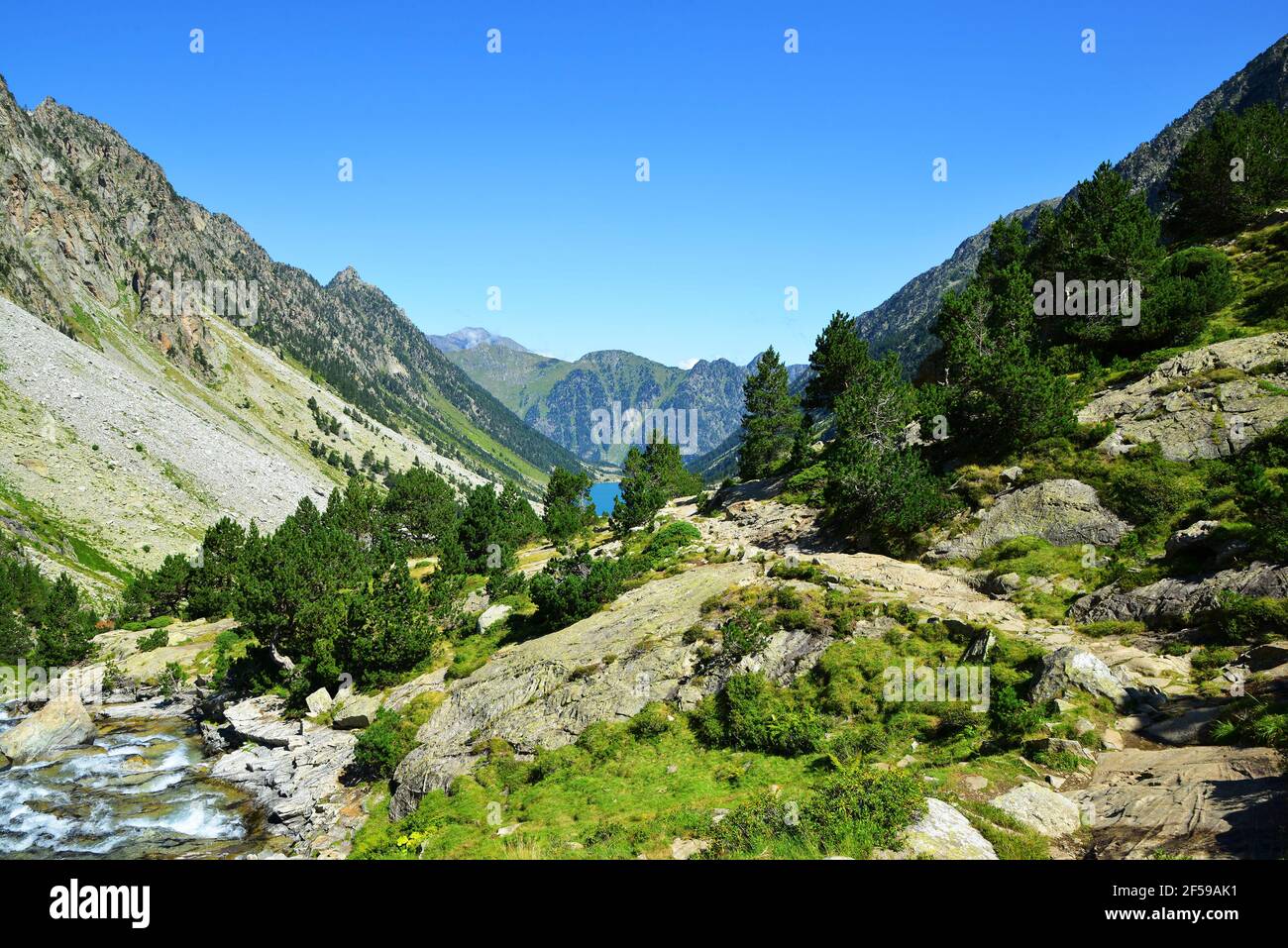 Paesaggio di montagna vicino alla città di Cauterets, parco nazionale dei Pirenei . Occitanie nel sud della Francia. Foto Stock