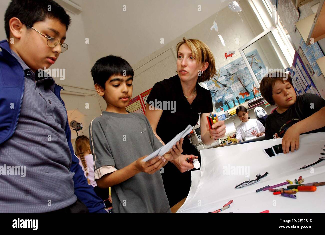 Artista contemporaneo Sam Taylor-Wood lavorando con i bambini del so-ho Parish Primary School sa parte della Big Arts Week.19 giugno 2002 foto Andy Paradise Foto Stock