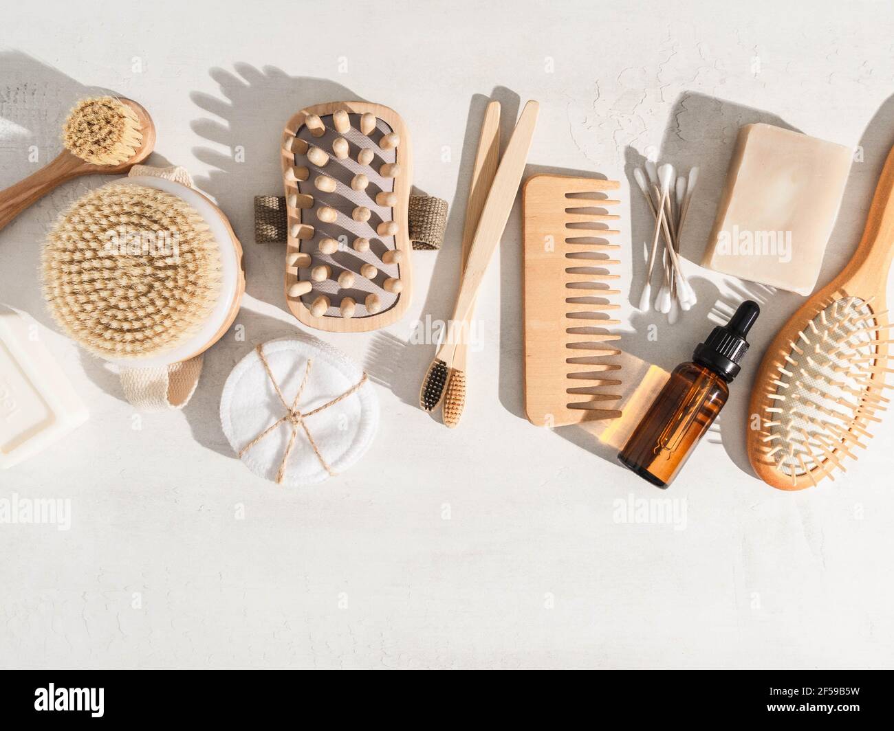 Vari articoli ecologici dal bagno per la cura del viso e del corpo e l'igiene su sfondo bianco. Concetto di zero sprechi. Vista dall'alto Foto Stock