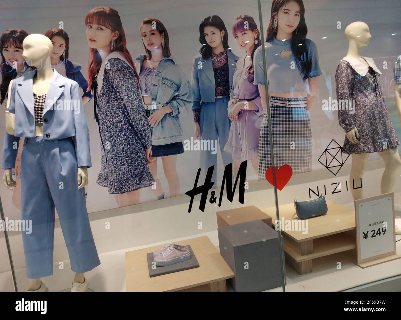 YICHANG, CINA - 25 MARZO 2021 - Negozio di abbigliamento H&M e prodotti di  abbigliamento a Yichang, provincia di Hubei, Cina, 25 Marzo 2021. (Foto di  Liu Junfeng / Costfoto/Sipa USA Foto stock - Alamy