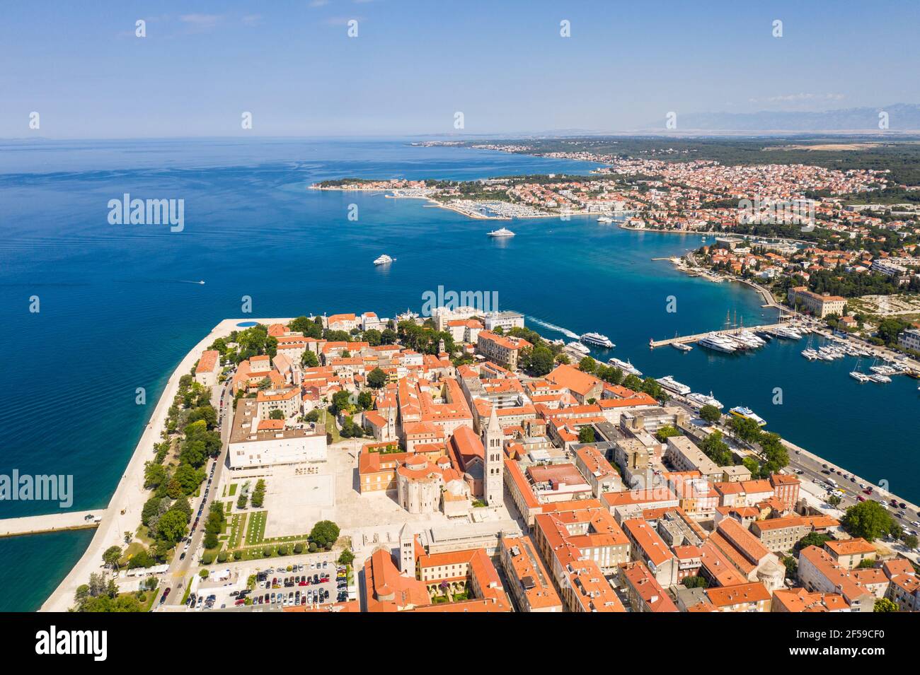 Vista aerea della città vecchia di Zara e la Cattedrale di Sant'Anastasia in Croazia in estate Foto Stock