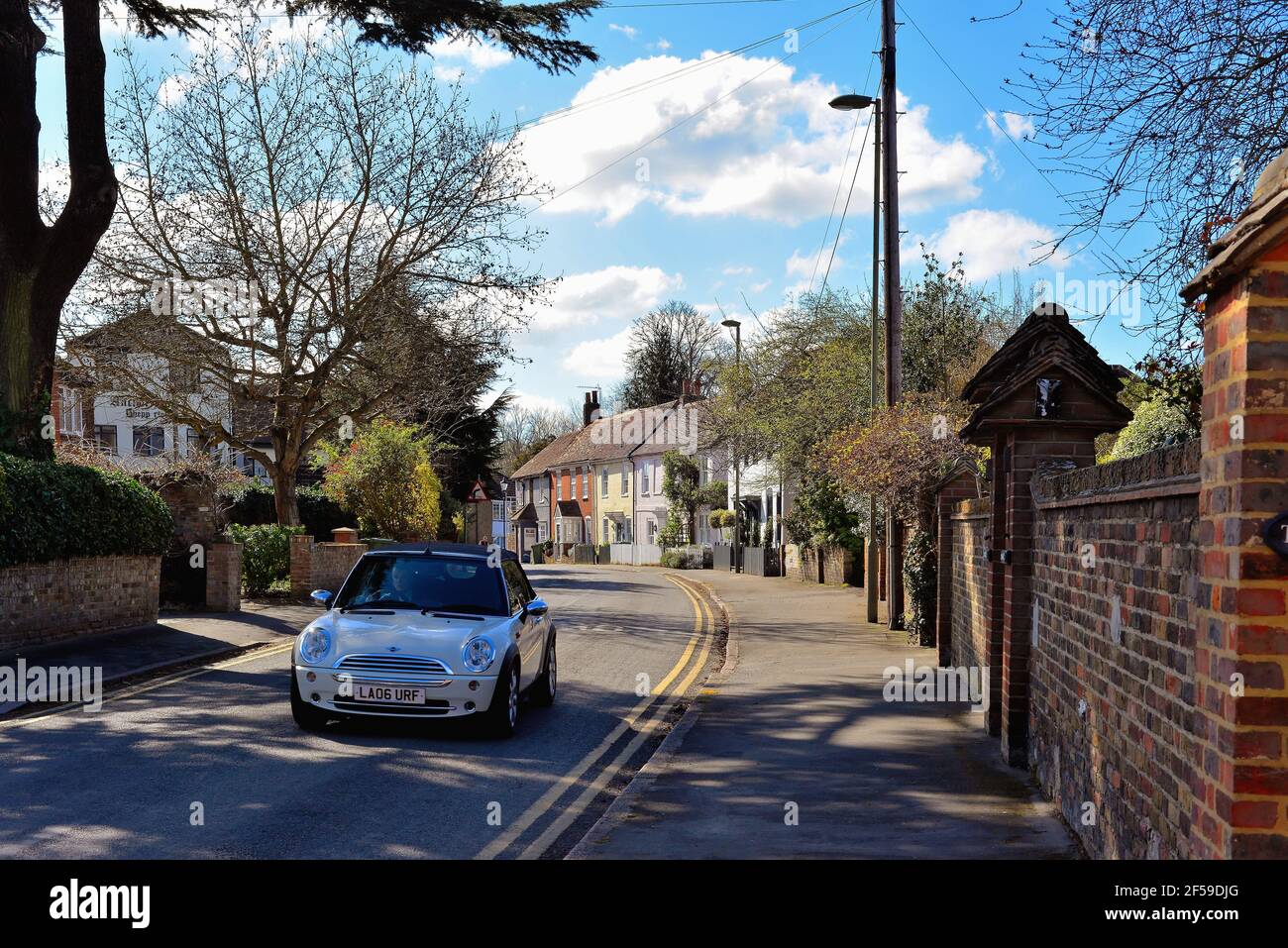 Church Road nel vecchio villaggio di Shepperton, Surrey Inghilterra UK Foto Stock