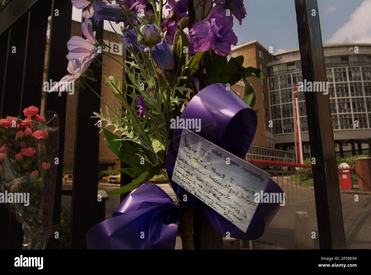 Omaggio floreale a Jill Dando al BBC Television Center aprile 1999 fiori da wellwishers lasciato sul cancello della televisione centro di londra Foto Stock