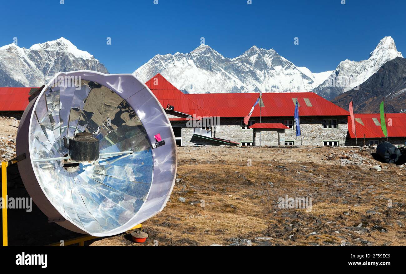 Vista panoramica del Monte Everest, Lhotse e Ama Dablam da Kongde con loggia turistica e fornello solare, parco nazionale Sagarmatha, Nepal Foto Stock