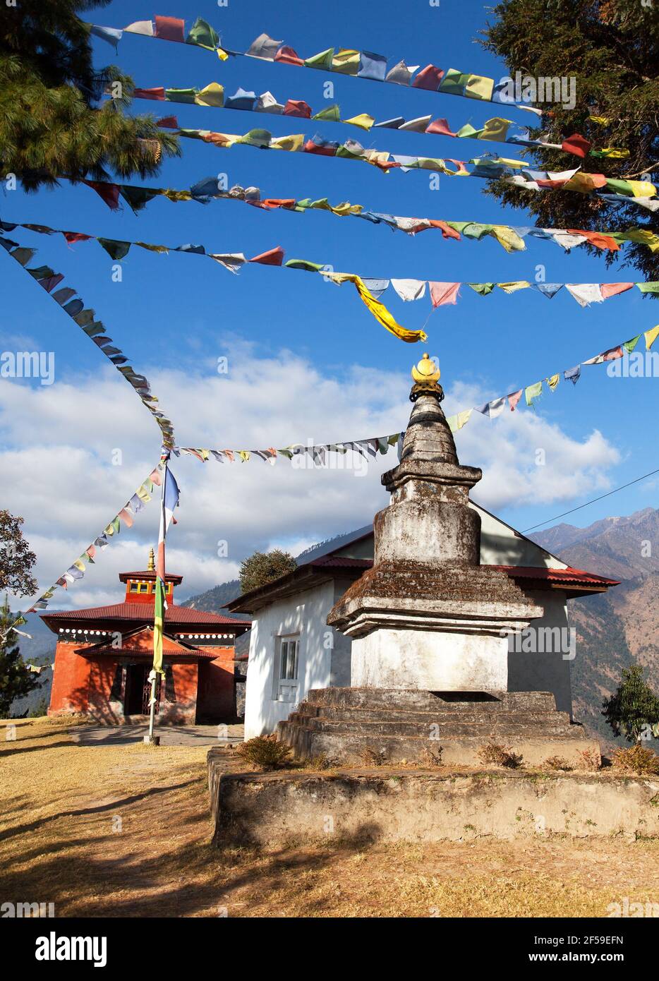 Bupsa gompa monastero e stupa con bandiere di preghiera vicino Lukla e Kharikhola villaggio, Khumbu valle, Everest zona, Solukhumbu, Nepal Himalaya Foto Stock