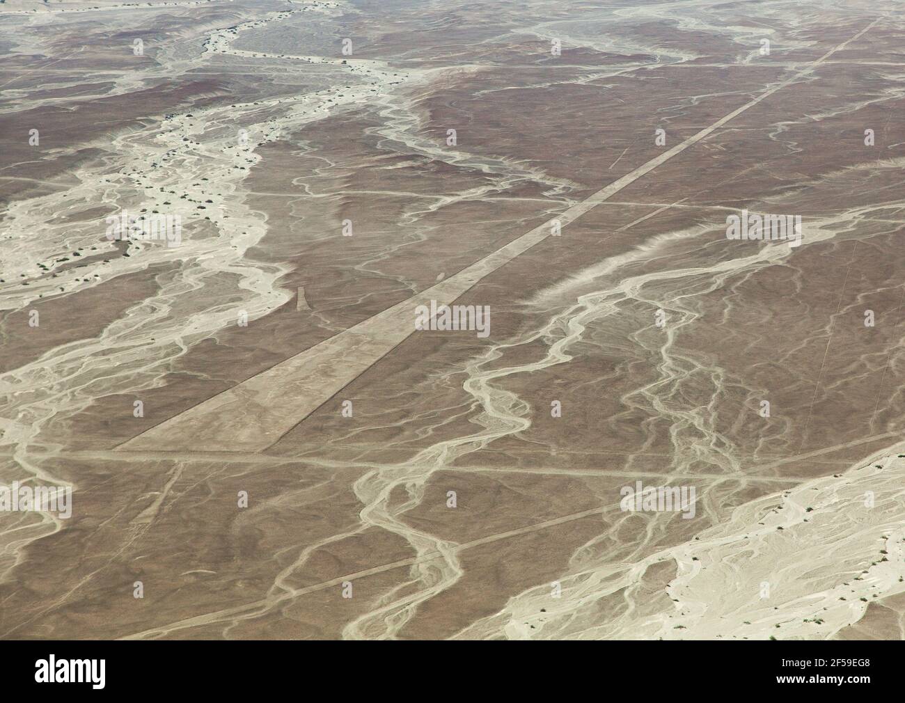 Immagini Stock - Veduta Aerea Del Geoglifi Vicino A Nazca - Famoso Linee Di  Nazca, Perù. Nel Centro, Spider Cifra È Presente.. Image 69785583