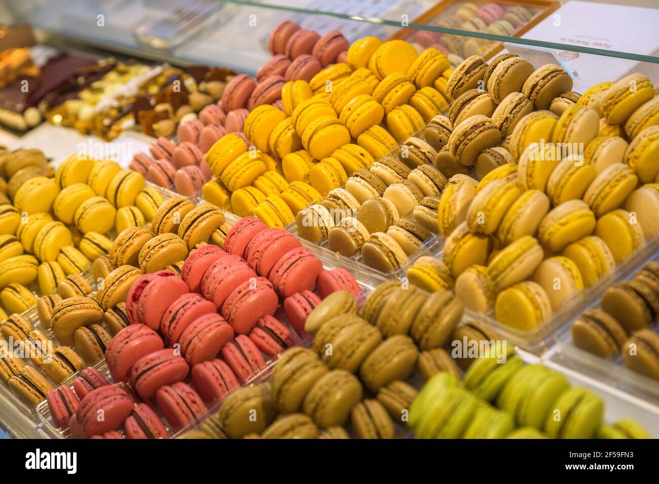 Geografia / viaggio, Belgio, Bruxelles, Macarons in una mostra del negozio di carni dolci les Èclairs nelle Galeries de la panetteria , solo per uso editoriale Foto Stock