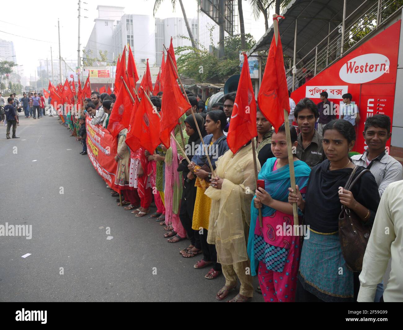 I lavoratori del settore dell’abbigliamento in Bangladesh dimostrano di avere un lavoro migliore Condizioni a Dhaka Foto Stock