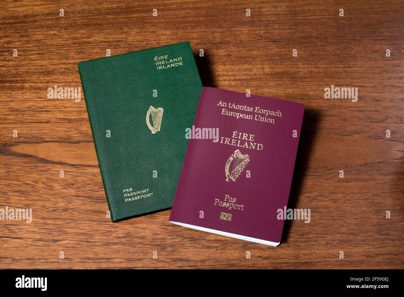 Passaporto irlandese di colore rosso aggiornato (Unione europea) Accanto a un vecchio passaporto irlandese verde pre-UE Foto Stock