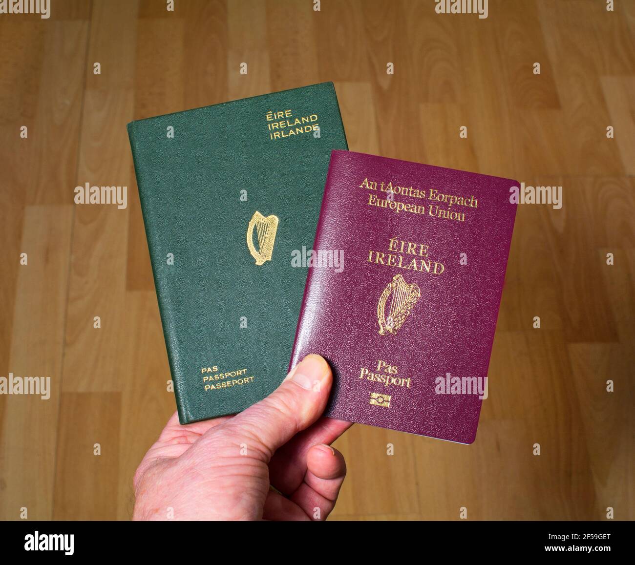 Passaporto irlandese di colore rosso aggiornato (Unione europea) Accanto a un vecchio passaporto irlandese verde pre-UE Foto Stock