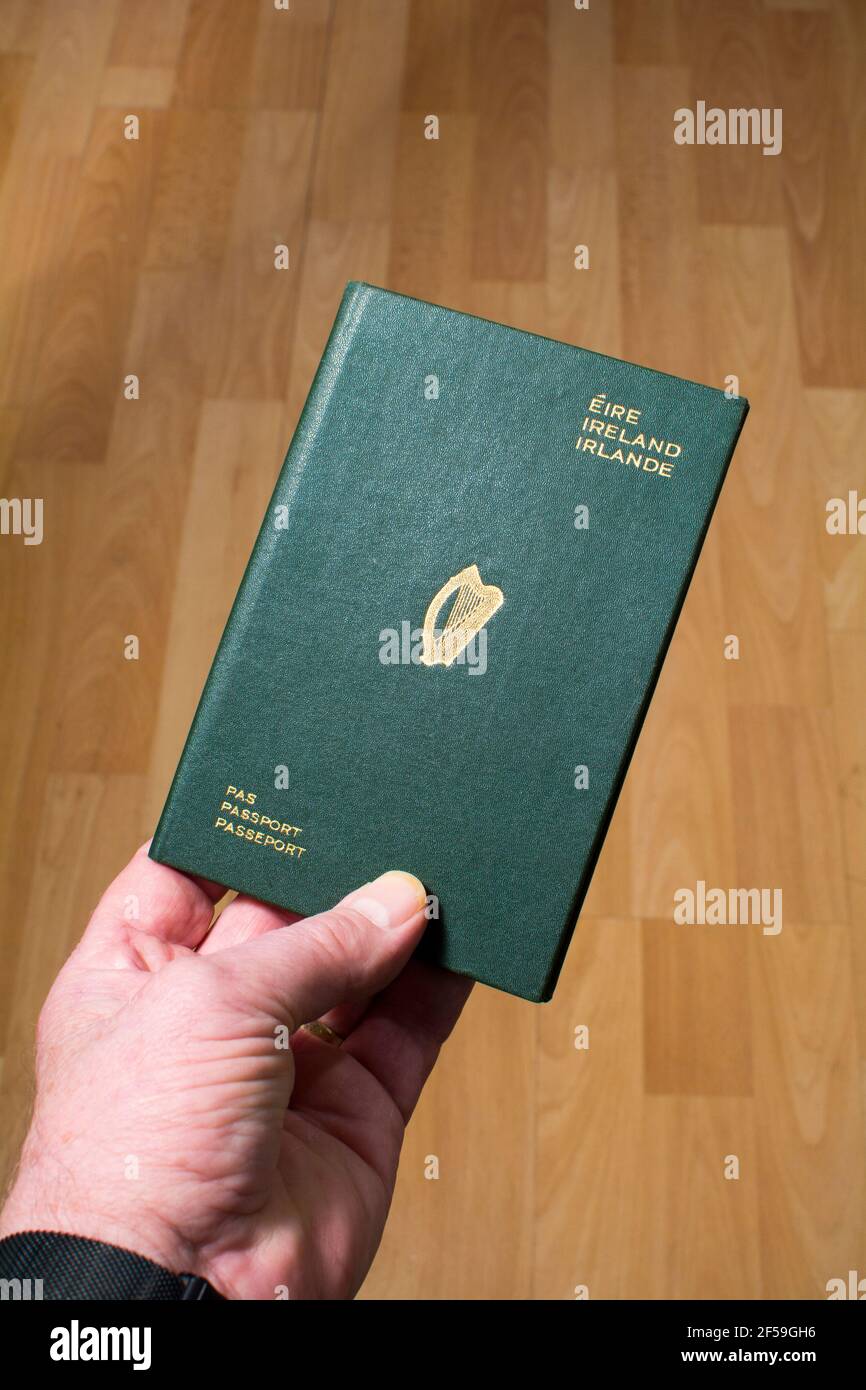 Passaporto verde utilizzato in Irlanda prima dell'adesione all'Unione europea (Mercato comune) Foto Stock