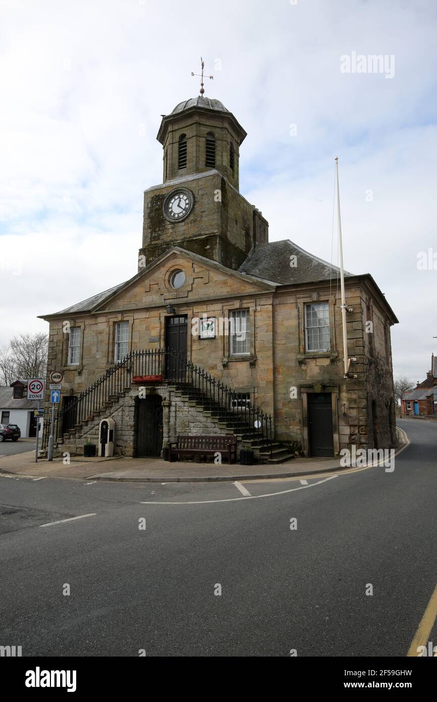 Sanquhar, Dumfries & Galloway, Scozia, Regno Unito. 22 Mar 2021. Pedaggio all'estremità nord della strada alta. Il traffico si restringe fino a una corsia. Ora un museo 1731-35 Foto Stock