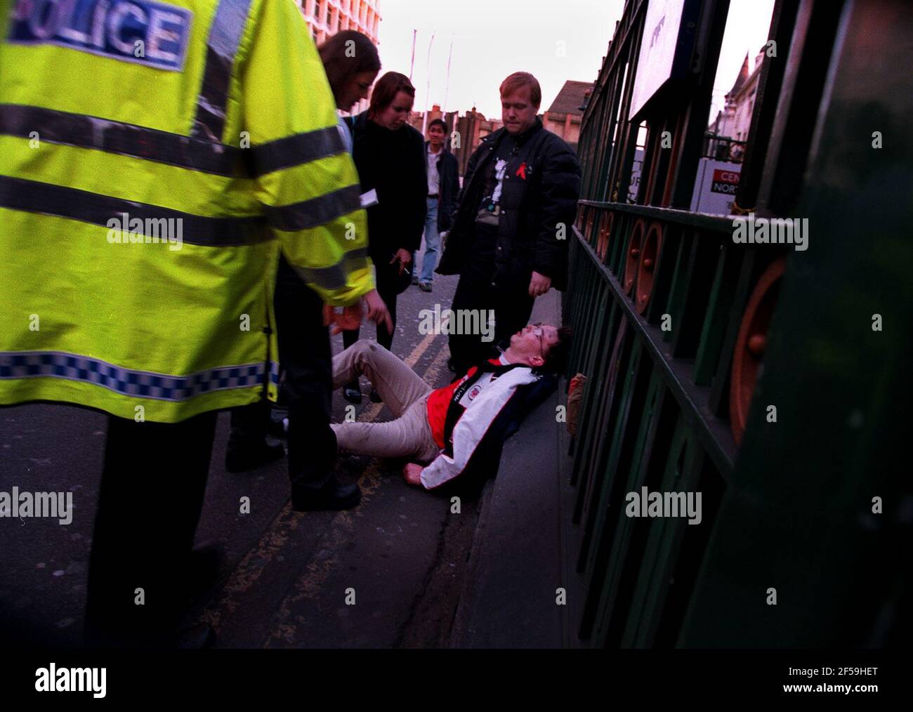 Vittima ferita nell'esplosione della bomba in Old Compton Street, Soho London Foto Stock