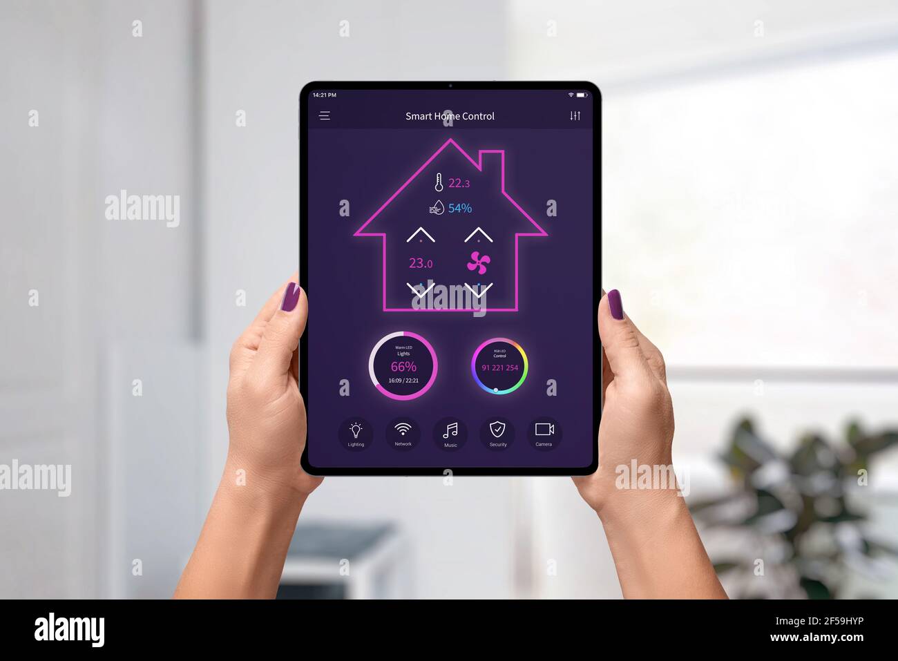 Smart home control app sui tablet display nella donna le mani. Home, living  room interior in background Foto stock - Alamy