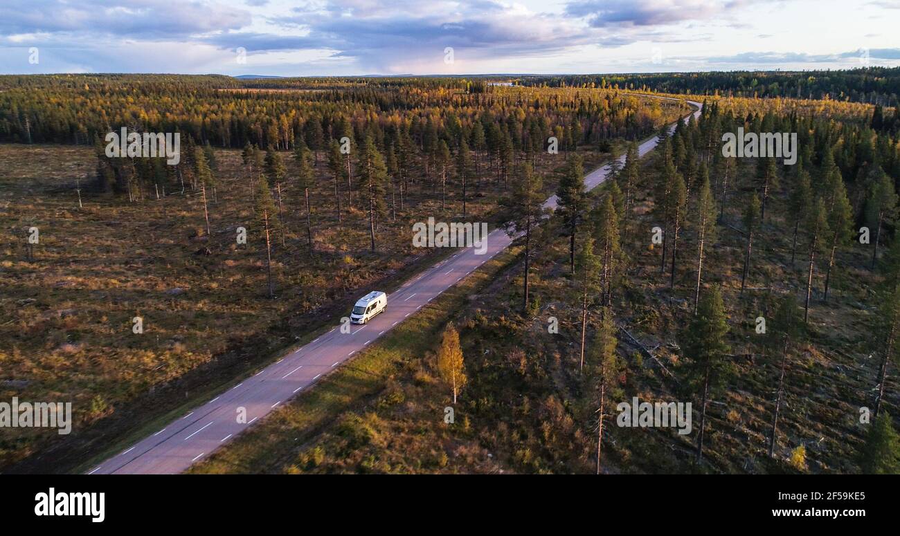 Caravan guida nella foresta d'autunno 0 Foto Stock