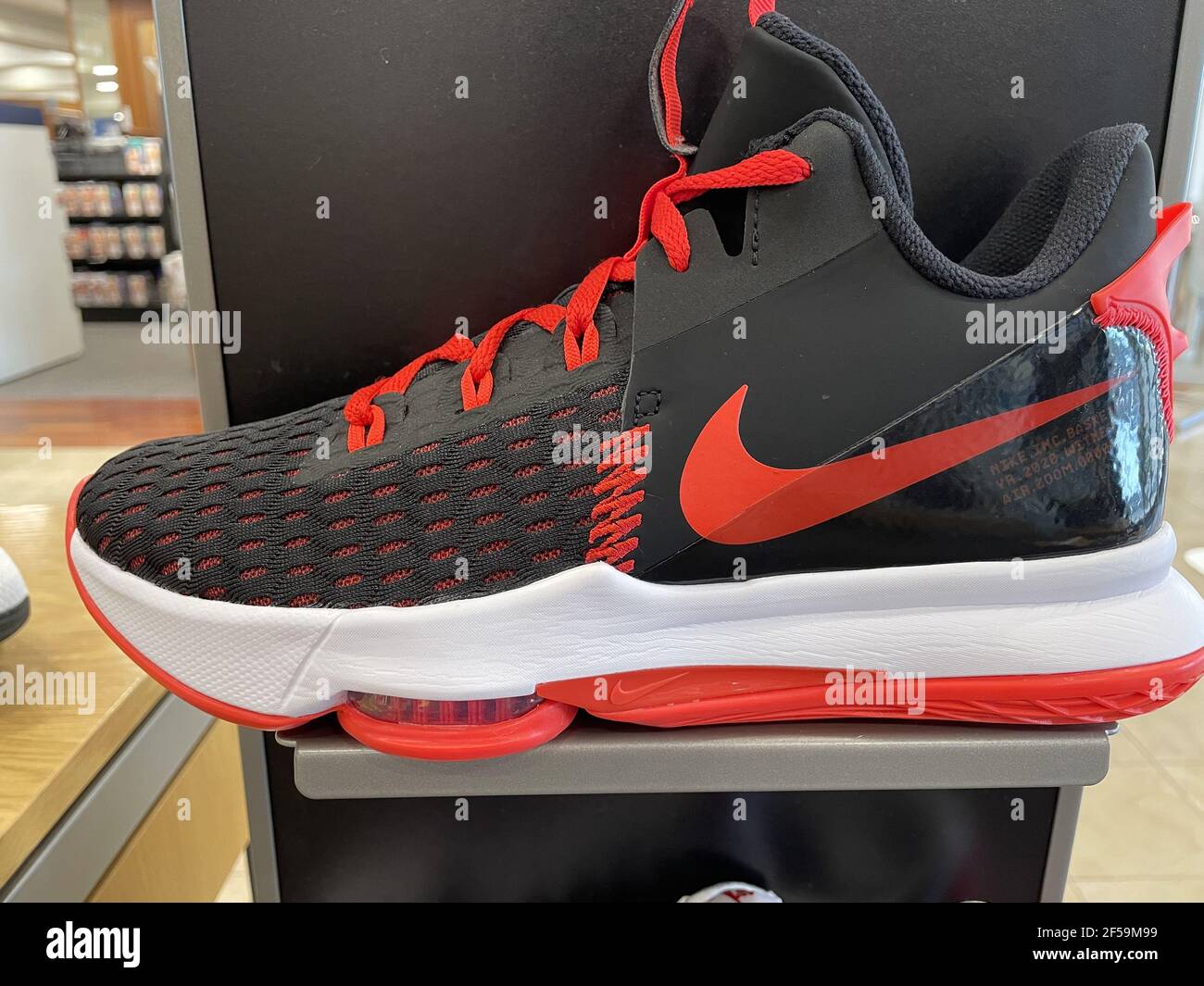 FRESNO, STATI UNITI - 24 marzo 2021: Una foto di diversi nuovi arrivi da  uomo delle scarpe Nike in negozio il 24 marzo 2021 Foto stock - Alamy