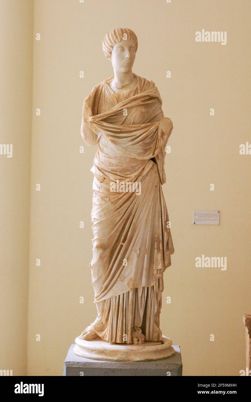 Statua figurale romana in marmo intagliato di una donna, Leptis Magna Museum, Libia Foto Stock
