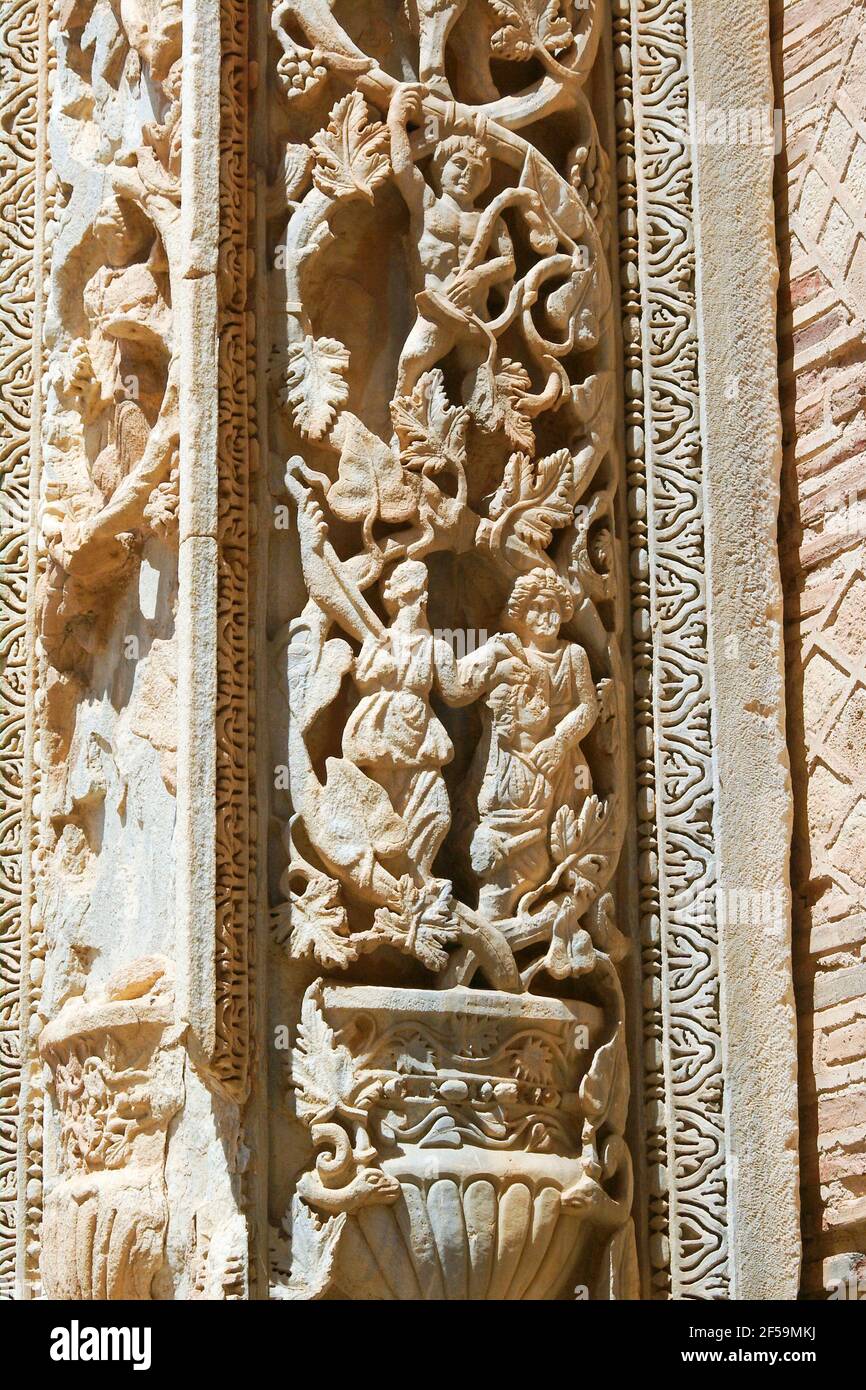 Particolare del pilaster romano in marmo intagliato, basilica, adiacente al foro di Severan, Leptis Magna, Libia Foto Stock