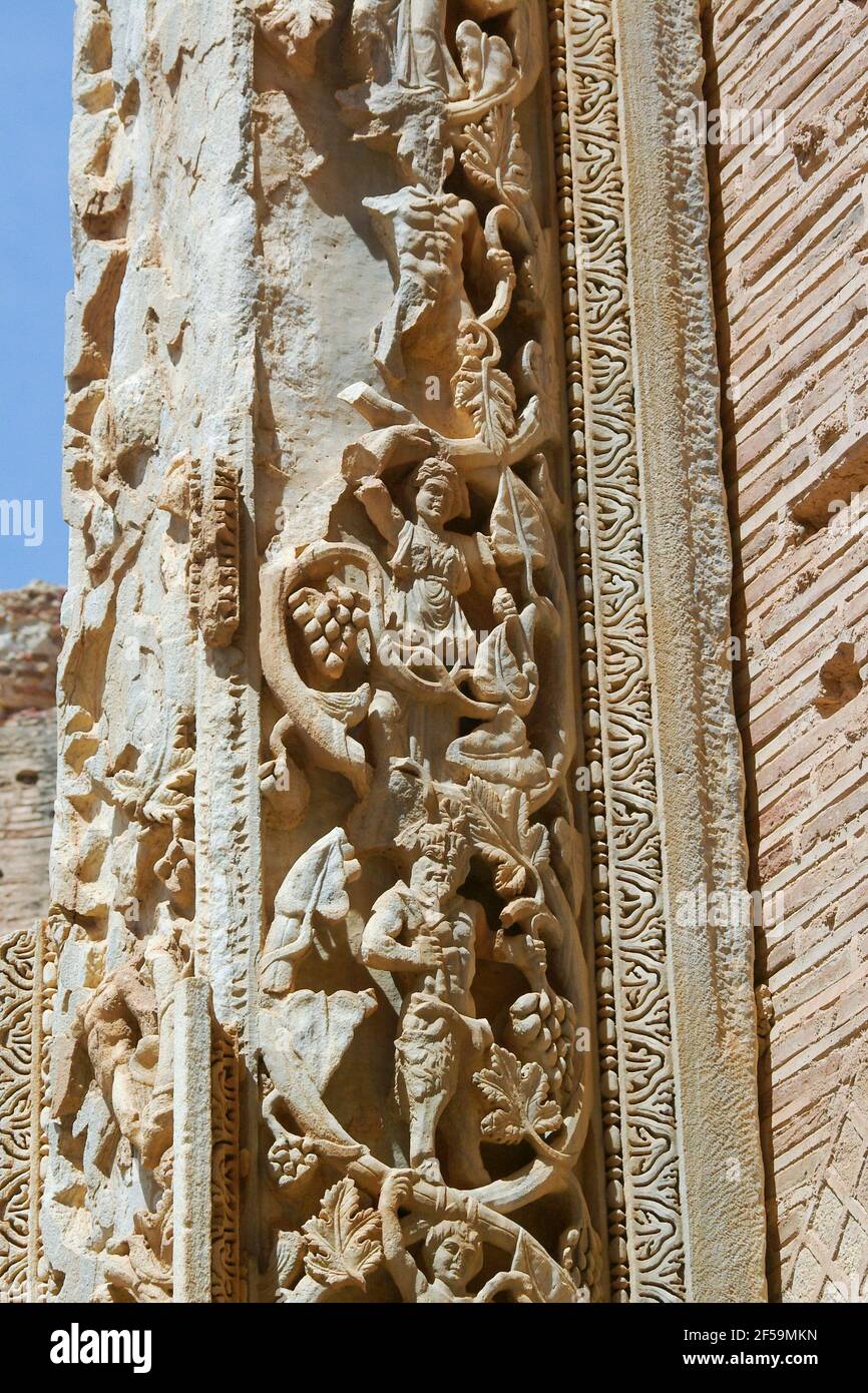 Particolare del pilaster romano in marmo intagliato, basilica, adiacente al foro di Severan, Leptis Magna, Libia Foto Stock
