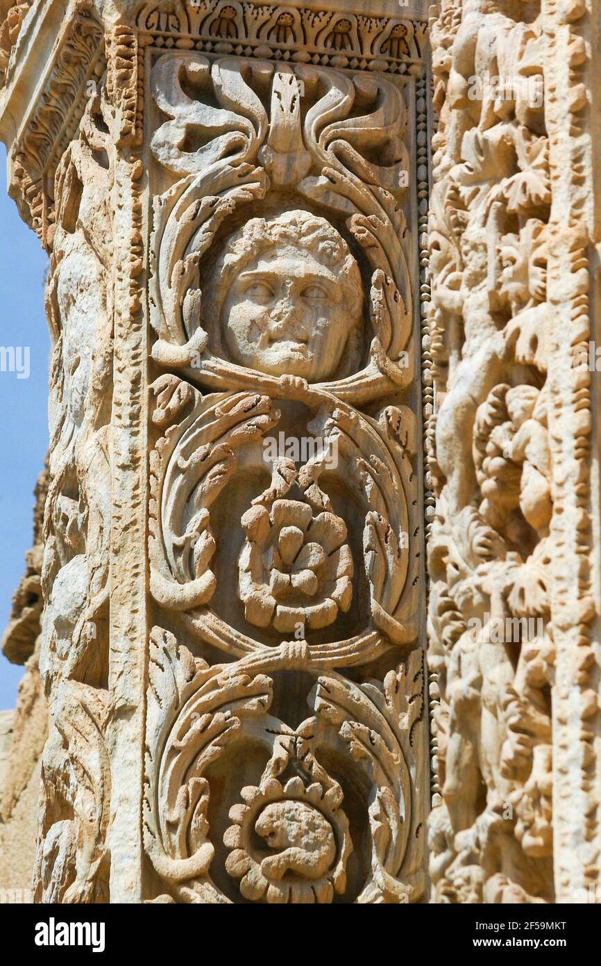 Particolare del pilaster romano in marmo intagliato, basilica, adiacente al foro di Severan, Leptis Magna, Libia Foto Stock